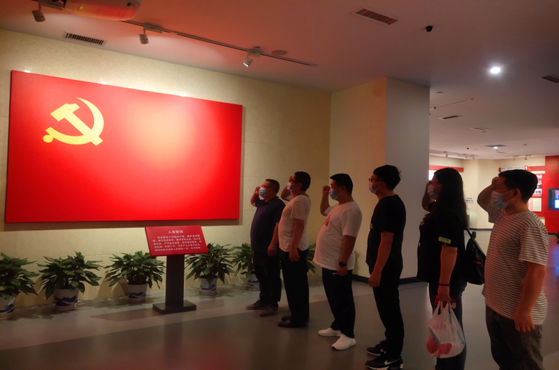 仙桃公司開展“追尋紅色足記、強(qiáng)化黨性修養(yǎng)”紅色教育活動圖1.png